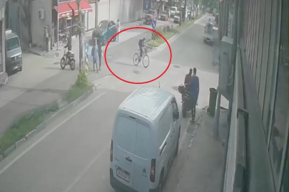 Kararsız bisikletli kazayı getirdi...Ne tarafa gideceğini şaşırınca motosikletliyle çarpıştı
