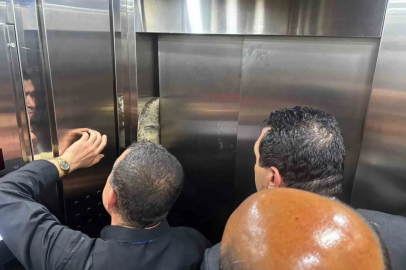 CHP heyetine Gaziantep’te asansör şoku: Yarım saat mahsur kaldılar
