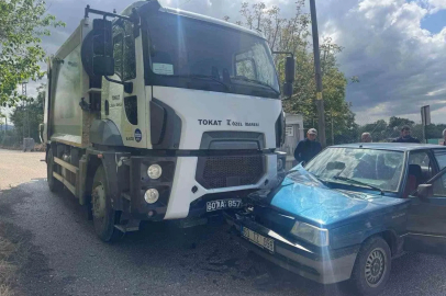 Tokat’ta çöp kamyonu ile otomobil çarpıştı: 2 yaralı
