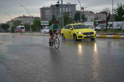Edirne’de sağanak yağış etkili oldu, sürücüler zor anlar yaşadı
