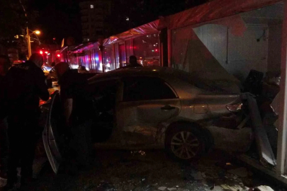 Kontrolden çıkan otomobilin çarptığı araç iş yerine daldı
