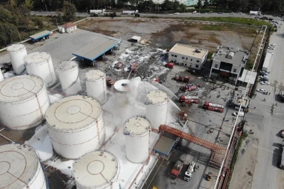 Mersin’de yağ fabrikasındaki yangın havadan görüntülendi
