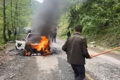 Artvin’de seyir halindeki otomobil alev alev yandı
