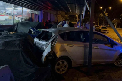 Osmaniye’de kontrolden çıkan otomobil marketin manav bölümüne girdi
