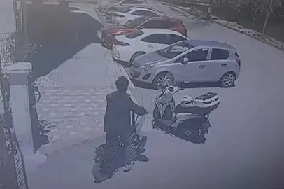 Motosiklet üzerinde duran kaskı çaldı: O anlar kamerada
