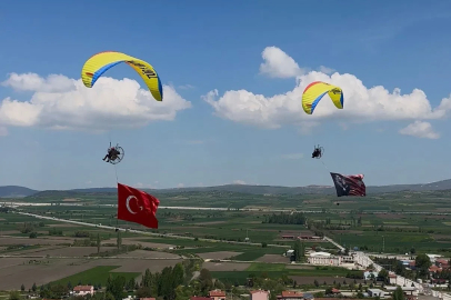 Pilotlar gökyüzünde Türk bayrağı açarak 19 Mayıs Atatürk’ü Anma Gençlik ve Spor Bayramı’nı kutladı
