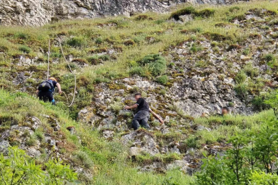 Dağdaki oyukta mahsur kalan 2 genç kurtarıldı

