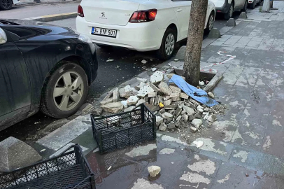 Küçükçekmece’de binanın dış yüzeyinden düşen parçalar güvenlik kamerasında
