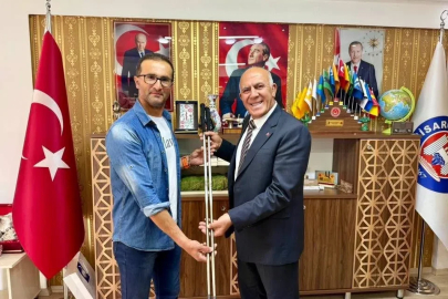 Belediye Başkanı Demirtaş, başarılı sporcu zabıta memurunu tebrik etti

