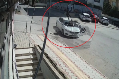 Otomobile ok gibi saplanan motosikletteki 2 kişinin havaya savrulduğu anlar kamerada
