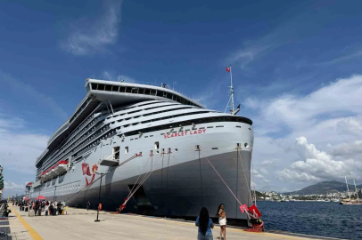 Dev kruvaziyer gemiler, 2 bin 636 turistle Bodrum’a geldi
