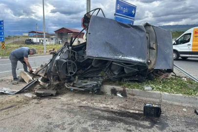 Bingöl’de hayvan yüklü kamyon otomobillere çaptı: 1’i ağır 2 yaralı
