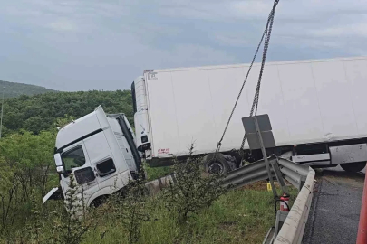 Kuzey Marmara’da otomobilin çarptığı tır bariyerleri aşıp yoldan çıktı
