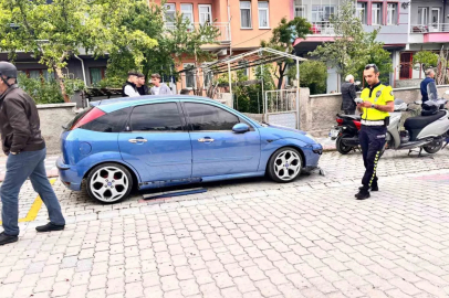 Kediden kaçarken park halindeki otomobile çarptılar
