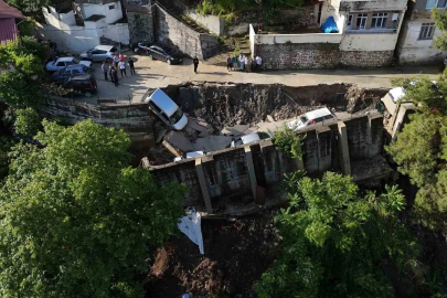 Aşırı yağışla birlikte çöken yol 5 aracı yuttu
