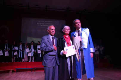 70 yaşında üniversite bitirdi, mezuniyet belgesini profesör oğlu verdi
