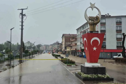 Avu deresi taştı, ev ve iş yerlerini su bastı
