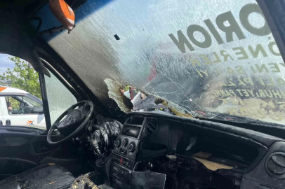 Minibüsün durumuna yakınırken yangına yakalandılar
