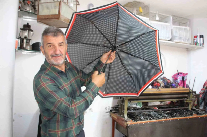 Yağmurun başkentinde 40 yıldır şemsiye tamir ediyor

