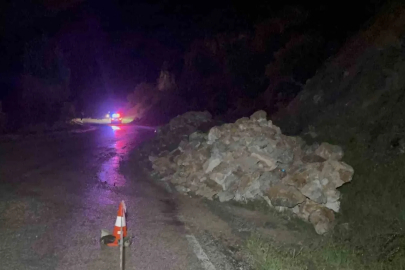 Tokat’ta yamaçtan kopan kaya parçaları yola savruldu

