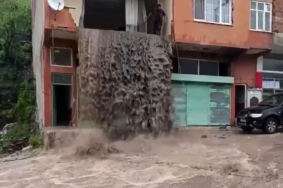 Ordu’da sel suları evin içinden şelale gibi aktı
