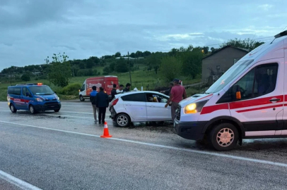 İki otomobil çarpıştı: 3 yaralı
