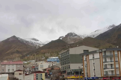 Başkale’de mayıs ayında yüksek kesimler beyaza büründü

