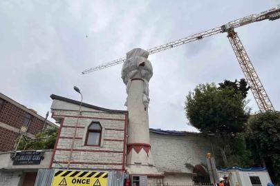 Fatih’te 400 yıllık cami minaresinin kubbesi vinç çarpmasıyla yıkıldı

