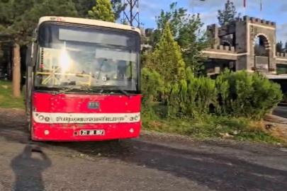 Freni patlayan halk otobüsü refüjde durdu
