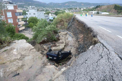 Aşırı yağışla birlikte çöken yoldan düşen otomobilin sürücüsü öldü
