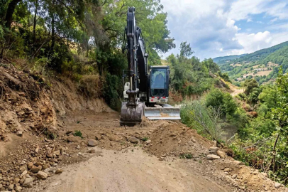 Efeler’de yol bakım ve onarım çalışmaları devam ediyor
