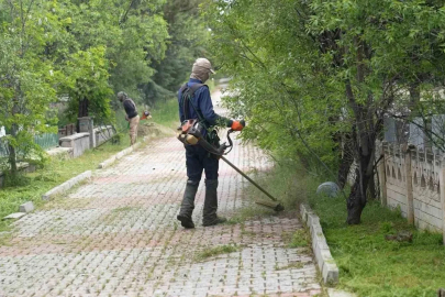 Elazığ’da Kurban Bayramı öncesinde, mezarlıklarda temizlik çalışmaları sürüyor
