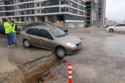 Malatya’da yol kenarındaki çukur kazalara neden oldu
