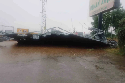 Aydın’da sağanak ve fırtına etkili oldu: Çatılar uçtu, ağaçlar devrildi
