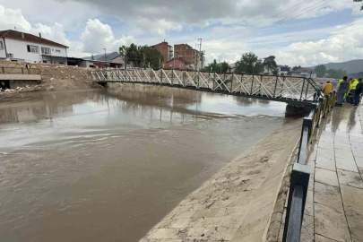 Turhal’da taşkın riski nedeniyle köprülerde yıkım ve söküm çalışması başladı
