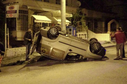 Kaza sonrası ters dönen araçtan sızan akaryakıt paniğe neden oldu
