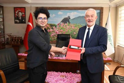 Başkan Başdeğirmen, Çin’de 40 milyon takipçili fenomene Isparta gülünü anlattı
