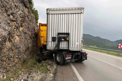 Makaslayan tır yol kenarındaki kayalıklara çarptı: 1 yaralı
