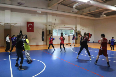 Genç boksörler milli takımı hedefliyor
