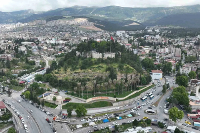 Tarihi kalede depremin izleri siliniyor
