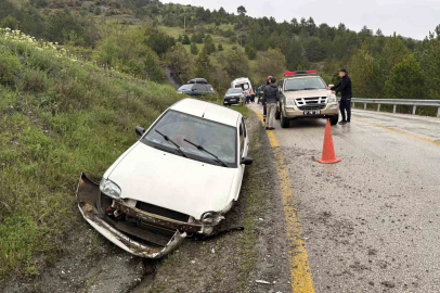 Kontrolden çıkan otomobil şarampole çarptı: 3 yaralı
