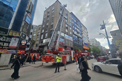 Elazığ’da iş merkezinin çatısında yangın paniği
