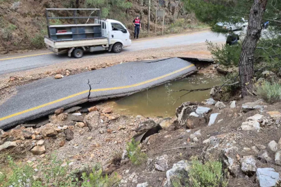 Bodrum’da ana isale hattı patladı, yol dereye döndü
