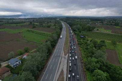 Bayram tatilinin ilk sabahında Sakarya geçişinde trafik durma noktasına geldi
