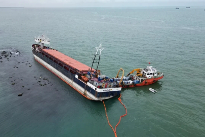 Karasu’da karaya oturan NINOVA gemisinde temizlik çalışmaları sürüyor
