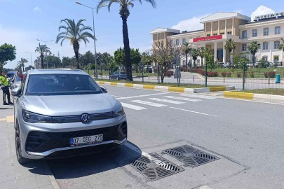 Yayalara yol veren otomobile motosiklet çarptı: 1 yaralı

