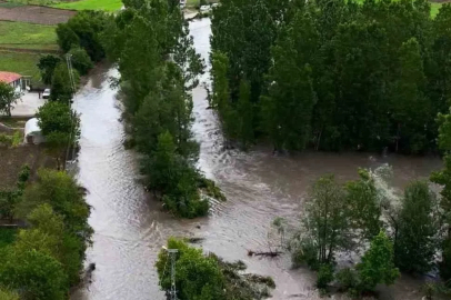 Tokat’ta taşkında mahsur kalan araç son anda kurtarıldı
