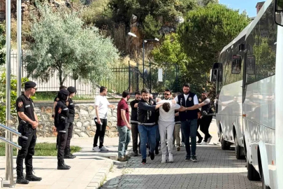 Helikopter ve özel harekat destekli baskın sonrası 29 şüpheli adliyeye getirildi
