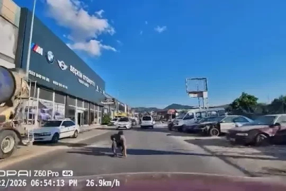Yola düşürdüğü eşyayı almak isterken saniyelerle ölümden kurtuldu
