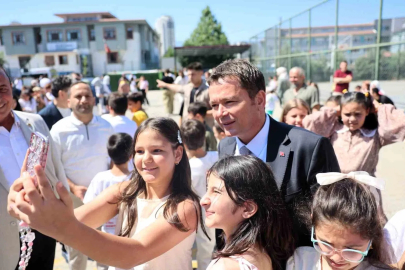 Başkan Erkan Aydın öğrencilere karnelerini verdi
